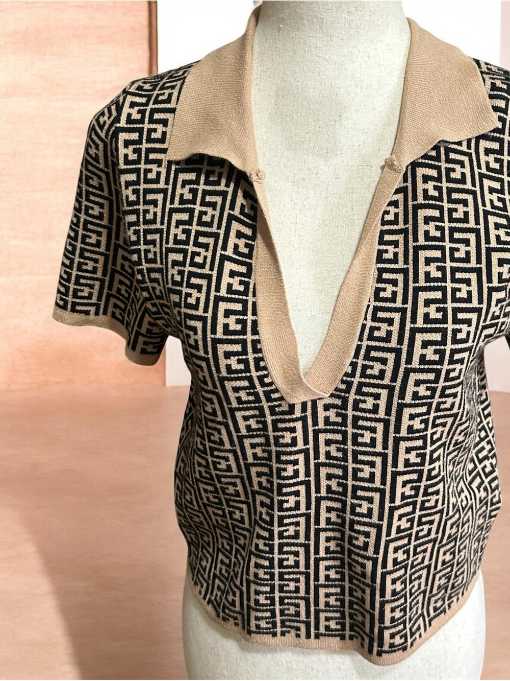 debut Beige and Black Geometric V-Neck Knit Crop Sweater Large
